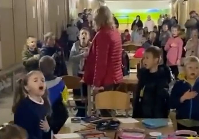 Oekraïense kinderen zingen volkslied vanuit schuilkelder