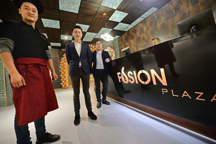 Feng Yang, Mike Zhang en Bin Zhou (v.l.n.r.) van Fusion Plaza dat vandaag opent en maar liefst achthonderd zitplaatsen telt.