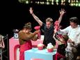 Dochter Joosje verslaat moeder Jikke bij het opspuiten van taarten in De Agnietenhof. Tot enthousiasme van theatermaker Mark Haayema en kampioensbakker Rutger van den Broek