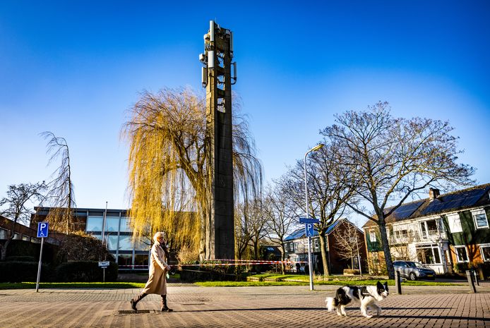 Nog slechts één kerkklok hangt er bij de gereformeerde kerk in Puttershoek.