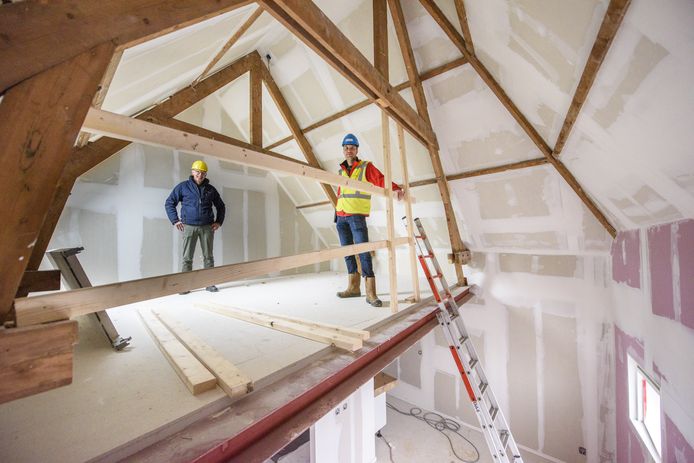 Peter Wolbrink (rechts) van bouwbedrijf Van Wijnen en Hans Barkel van Stichting BOG nemen een kijkje in de twee voormalige pakhuizen. Vanaf februari nemen tien jongeren hun intrek in de historische panden.