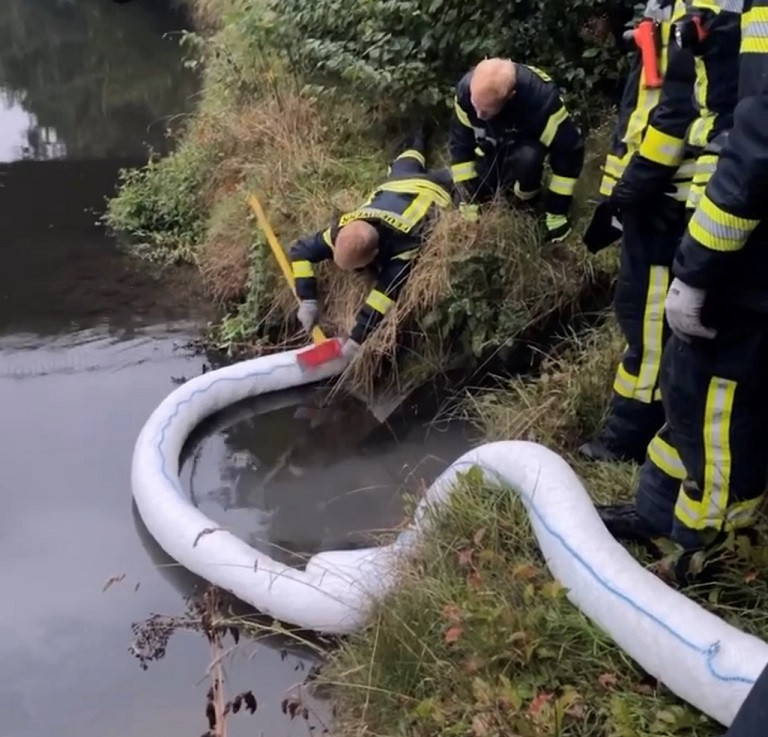 Brandweervrijwilligers in actie aan de Berkel.