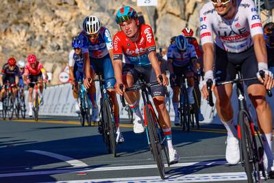 WIELERKORT. Uijtdebroeks maakt debuut bij Visma-Lease a Bike - Van Eetvelt klimt naar derde plek in UAE Tour