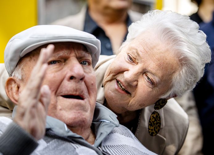 Bas van Toor, beter bekend als clown Bassie, samen met vrouw Coby tijdens de viering van zijn 86ste verjaardag.