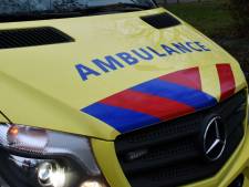 Hulpdiensten uitgerukt voor auto in sloot bij Landweerweg in Enschede