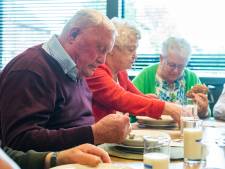 Ouderen uit Dinkelland komen naar Tilligte om ‘lol te maken’: ‘Want thuis zit ik maar alleen’