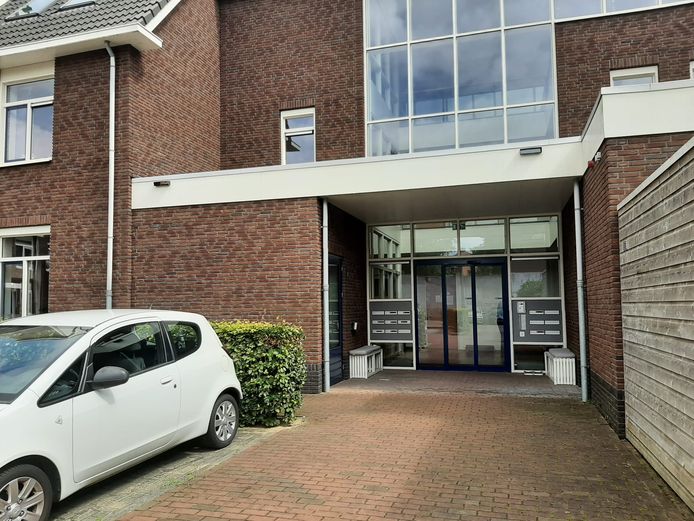 De ingang van het beschutwonengebouw in 's-Heerenberg.