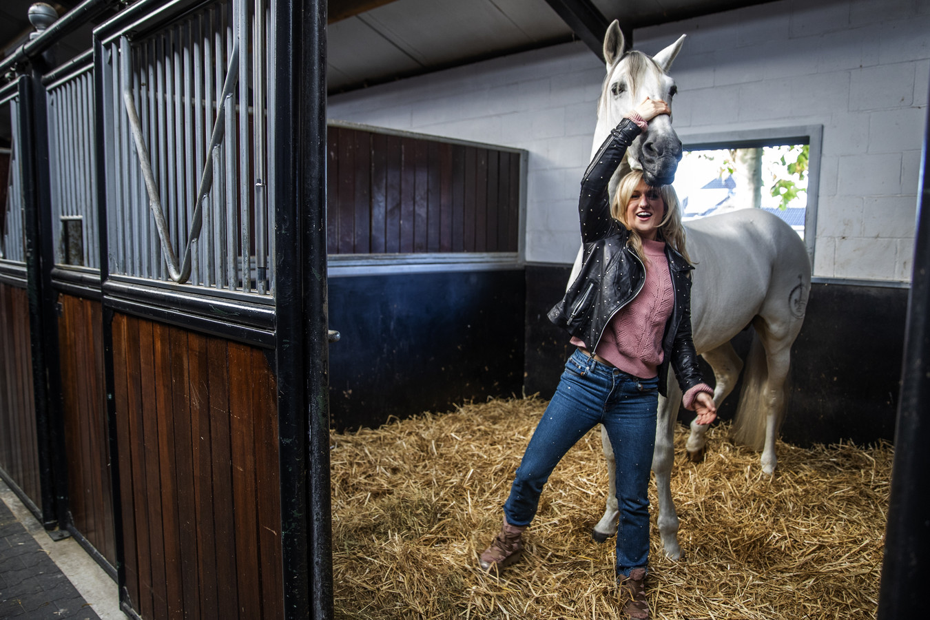 Presentatrice Britt Dekker plaatst zich voor NK dressuur | Foto | ed.nl