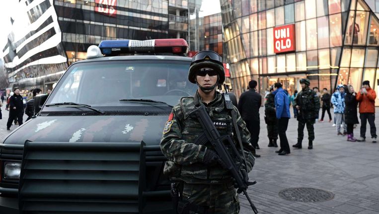 Een gewapende Chinese politieman in het winkel- en uitgaansgebied Sanlitun, Peking. Beeld afp