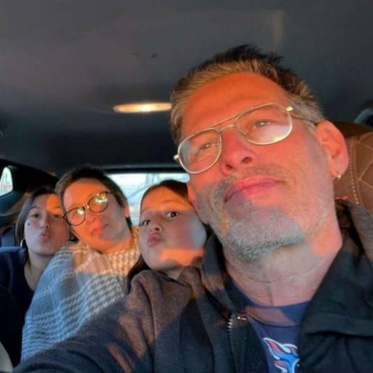 Ronen Engel met zijn vrouw Karina (51) en dochters Mika (18) en Yuval (11).

