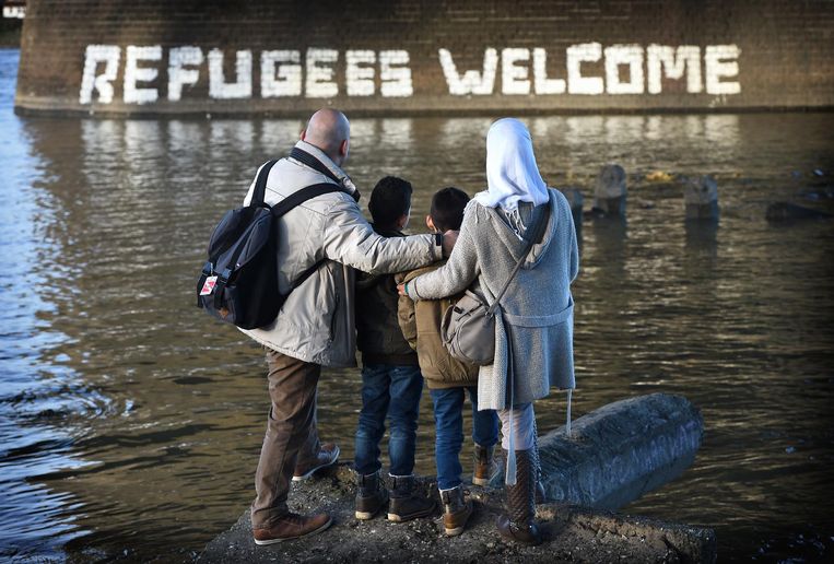 Januari 2016: Mohannad en zijn gezin aan de Waalkade in Nijmegen. Hun eerste verblijfplaats in Nederland is Heumensoord. Beeld Marcel van den Bergh