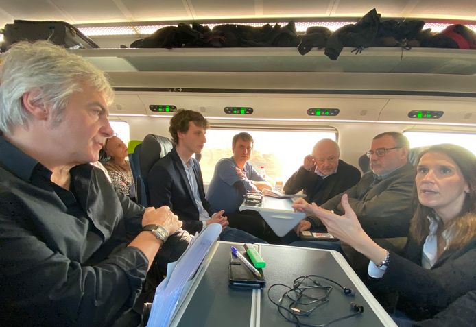 Premier Wilmès spreekt met journalisten in de Eurostar naar Londen.