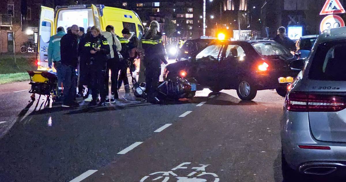 Aanrijding tussen auto en scooter op beruchte plek in Enschede: scooterrijder raakt gewond.