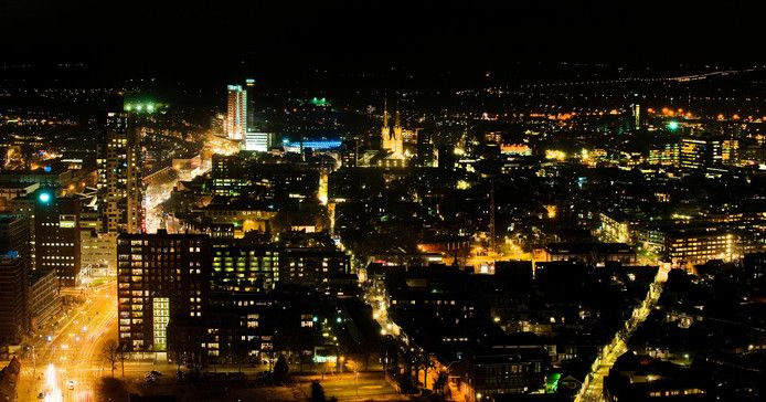 Skyline van nachtelijk Tilburg