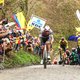 Op de spekgladde, steile Koppenberg maakt crosser Van der Poel het verschil in de Ronde van Vlaanderen