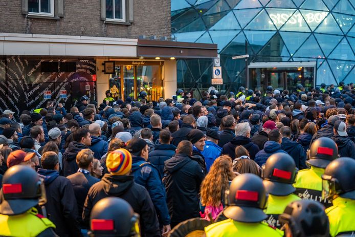 De politie van Eindhoven had donderdag flink wat werk aan het duel van PSV met FC Zürich.