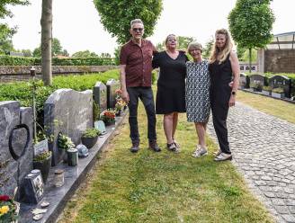 Keramisten van atelier Terramuse gaan schuil achter mysterieuze bloemetjesactie op Zeelse begraafplaats Huivelde: “Niemand staat alleen met zijn verdriet”