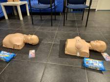 Borsten op reanimatiepop helpen verlegen mannen over drempel: ‘Het is even aanvoelen hoe het moet’