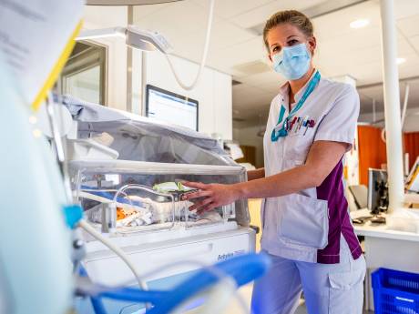 Lianne (36) werkt met vroeggeboren baby’s: ‘Ouders schrikken van al die slangen en piepjes in het begin’