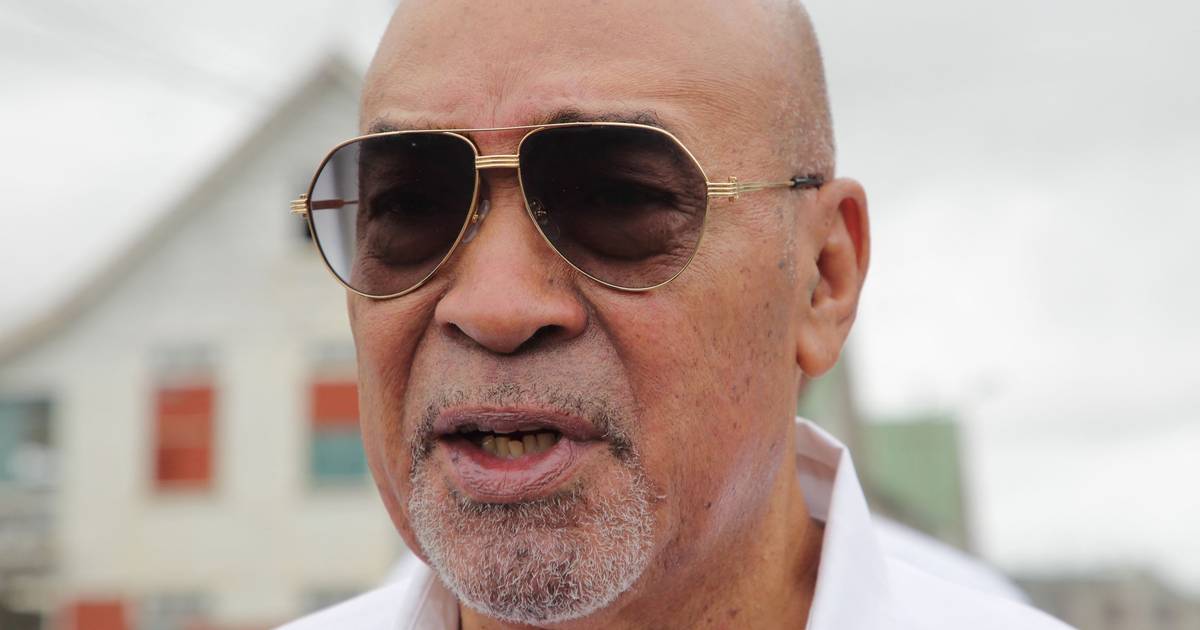 La polizia del Suriname emette un mandato d'arresto per l'ex presidente che ha giustiziato quindici dissidenti |  al di fuori