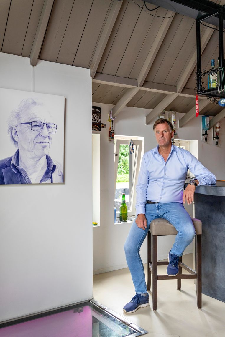 Maarten Morsman met zijn schilderij van Jan Mulder Beeld Jordi Huisman