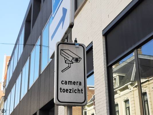 Een verftube rust uit in de Stationsstraat.