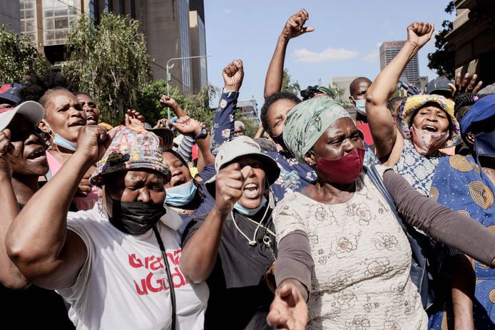 Mensen demonstreren voor het hoofdkwartier van het ANC in Johannesburg.