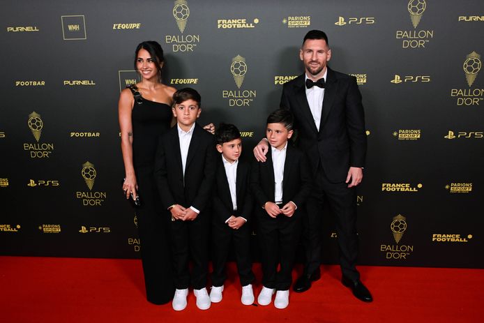 Lionel Messi en z’n Antonela poseren fier met hun drie zoontjes: Thiago (10), Ciro (5) en Mateo (8).