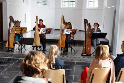 Fietsen en luisteren tijdens culturele route de Beerzen: ‘Harpen klinken prachtig in kerkje’