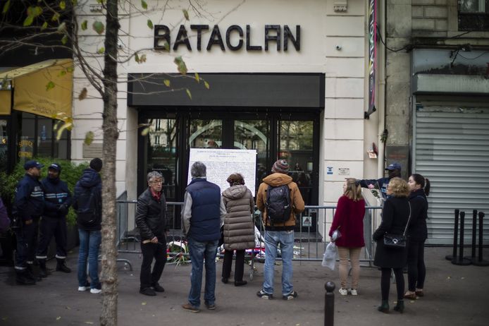 Terroristen vielen op 13 november 2015 met bomvesten en wapens de Bataclan, cafés, restaurants en het voetbalstadion Stade de France aan. In totaal kwamen 130 mensen om het leven.