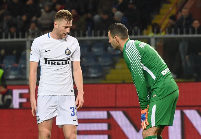 Doelman Samir Handanovic en Milan Skriniar kijken elkaar aan na de eigen goal van Andrea Ranocchia.