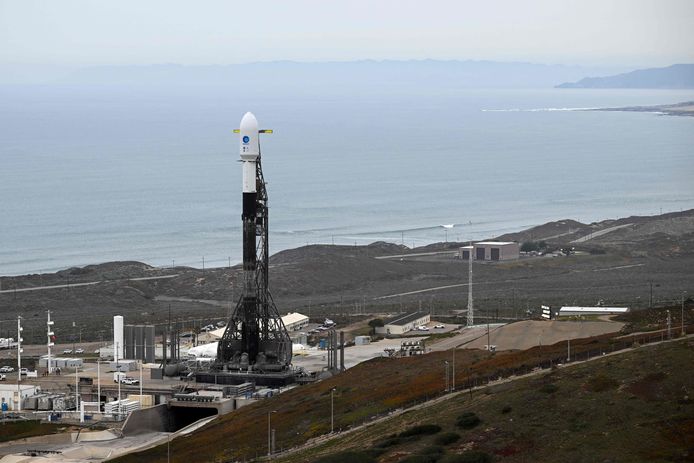 De SpaceX Falcon 9 raket met de Surface Water and Ocean Topography (SWOT) satelliet aan boord voor vertrek.