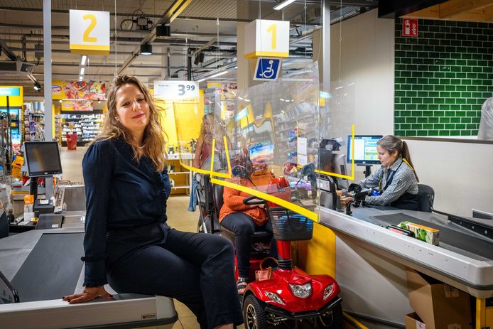 Even terug achter de kassa in Lelystad. Als kassameisje droomde Eva Coolen er van een beter bestaan.