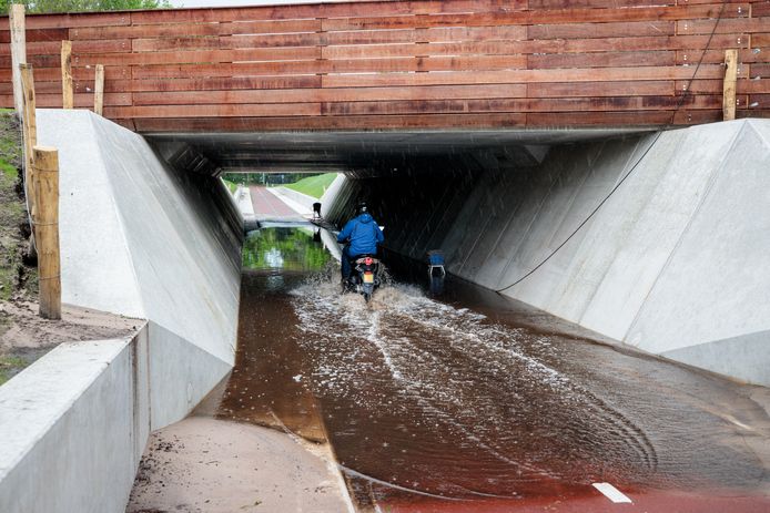 De nieuwe fietstunnel in Ommen moet voor het nieuwe schooljaar in gebruik worden genomen. Inwoners maken zich echter zorgen, nu de onderdoorgang na wat regenbuien vol met water is komen te staan.