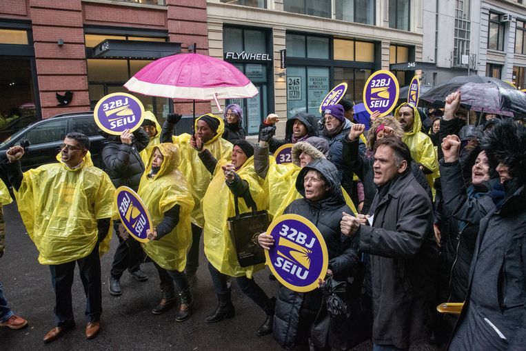 Voormalig werknemers van Twitter demonstreren op 25 januari voor het kantoor in New York. Beeld Sarah Yenesel / ANP