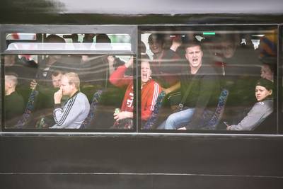 Supportersbus FC Twente doorzocht in Arnhem, politie vindt nitraatbommen