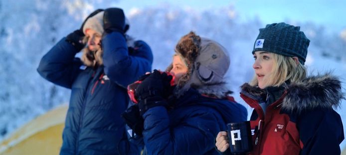 Tine Embrechts, Lynn Van Royen en Pommelien Thijs in 'De expeditie: Groenland'. Naar de eerste uitzending keken 143.993 mensen.