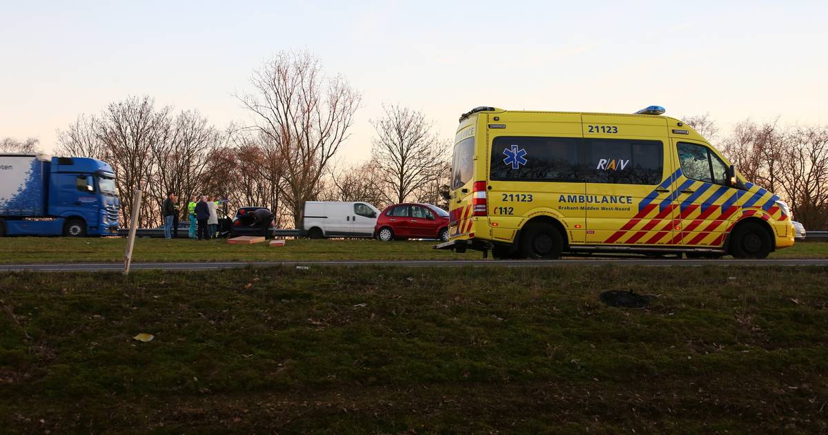 Kop-staartbotsing met drie voertuigen op A59 bij Heesch: één persoon gewond.