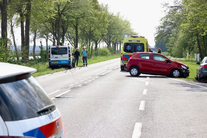 Op de Urkerweg (N351) zijn donderdagmiddag twee auto's hard op elkaar gebotst.
