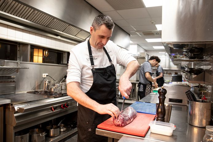 Chefkok/eigenaar Erik de Monnink in de keuken van De Swarte Ruijter in Holten.