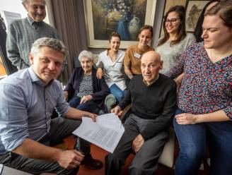 Medewerkers en bewoners van wzc Sint-Jozef tekenen ‘sollicitatiebrief’ voor opvolger van directeur