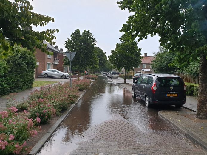 De Jonkheer de la Courtstraat in Vlijmen werd wederom geteisterd door wateroverlast.