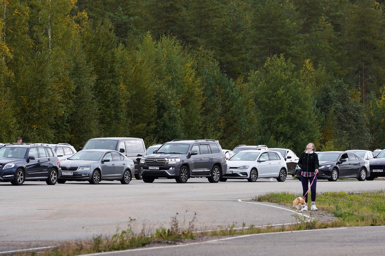 Een lange rij Russische auto's wacht bij de Finse grensovergang Vaalimaa, zo'n drie uur rijden van Sint-Petersburg.  Beeld Janis Laizans / Reuters