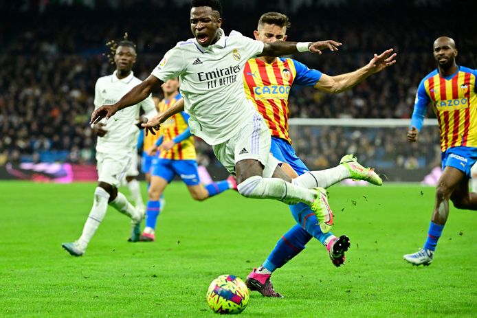 Gabriel Paulista geeft Vinícius Júnior een rotschop.