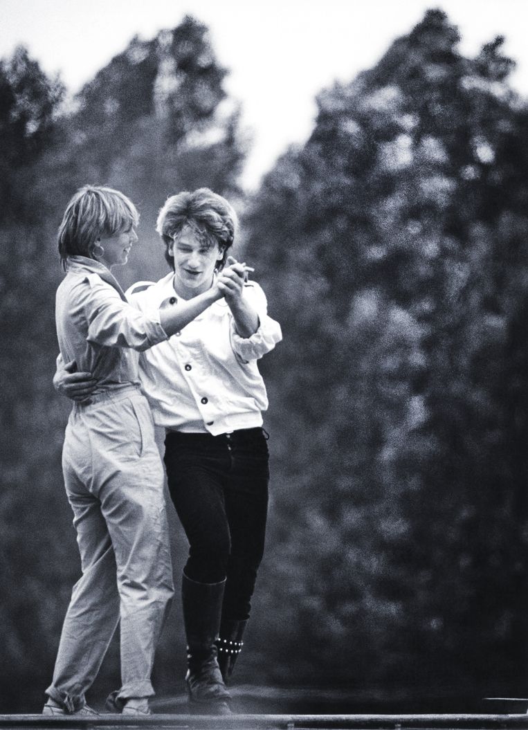 Bono, dansend met een meisje uit het publiek, Rock Werchter, 1982. Beeld gie Knaeps