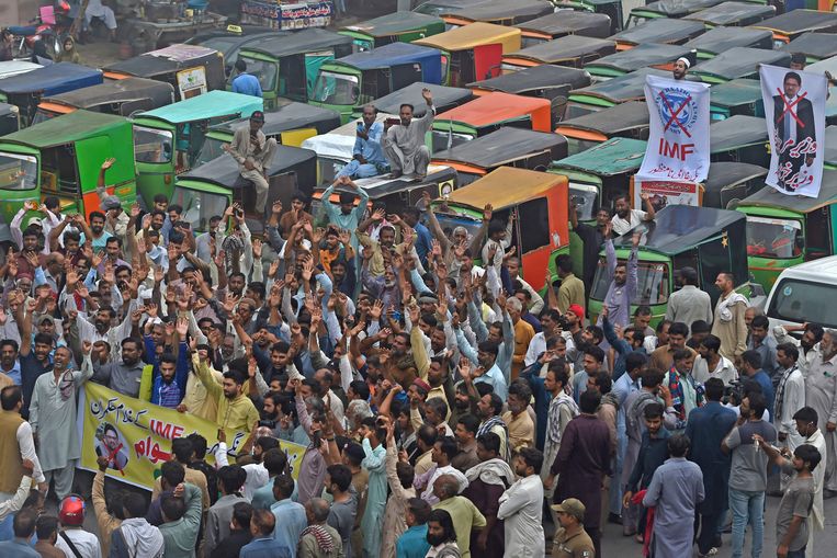 Recente protesten door riksja-chauffeurs tegen de sterk gestegen brandstofprijzen in de Pakistaanse stad Lahore. Beeld AFP