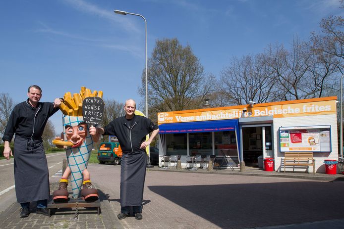 Wim (links) en Johan Bogers bij hun frietzaak bij De Pomp.