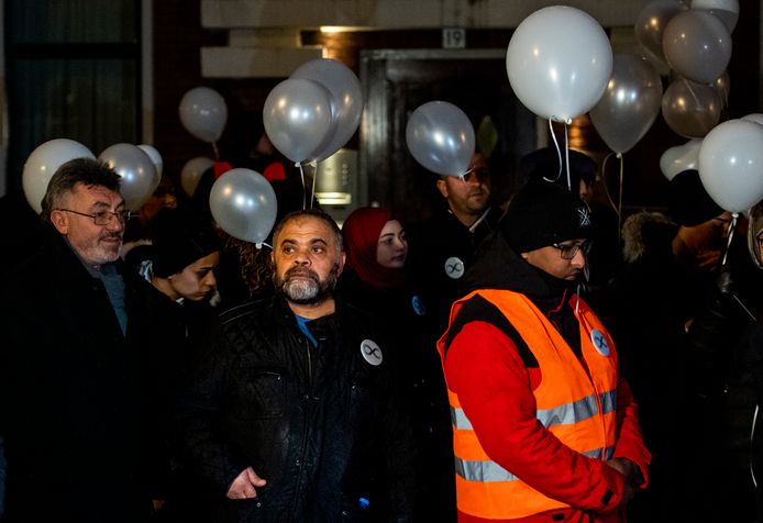 De vader van Humeyra tijdens de stille tocht voor zijn dochter.