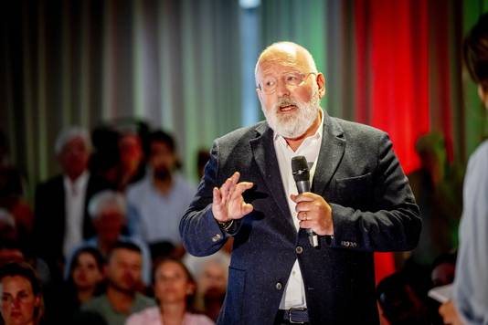 Frans Timmermans in gesprek met partijleden van GroenLinks en de PvdA. 