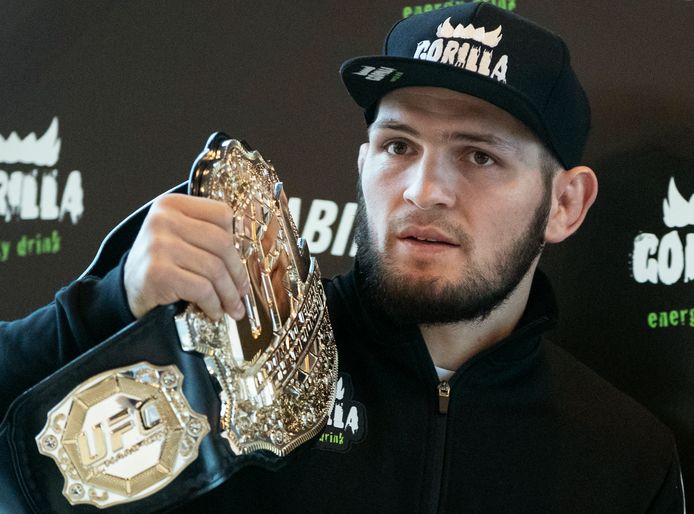 Nurmagomedov pronkt met zijn titelriem.